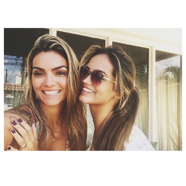 Kelly Key e Suzanna Freitas são mão e filha, mas bem que poderiam se passar por irmãs. A cantora postou uma foto da filha, que tem 15 anos, no Instagram e a área de comentários foi tomada praticamente por uma única pergunta: são gêmeas?.  