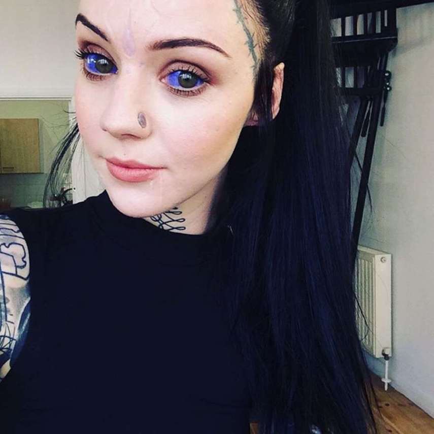 Grace Neutral tem 26 anos e vem conquistando mais seguidores nas redes sociais a cada dia que passa. A tatuadora e modelo inglesa, que é adepta de modificações corporais, já fez diversos procedimentos para ficar parecida, segundo ela, com um duende.