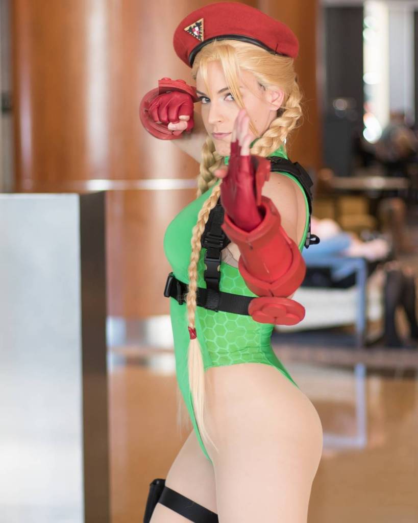 Mesmo que o lançamento de Street Fighter V não tenha sido lá grandes coisas, esta é uma franquia de jogos que estará sempre no coração dos amantes de games de luta. Esse também é o caso de Alicia Bellamy, uma cosplayer norte-americana que mora na Califórnia.  Sob o nome de VertVixen, Alicia faz diversos cosplays nas feiras por onde passa, seja como Samus Zero Suit ou Mulher-Maravilha, tanto que já ganhou vários prêmios pelas fantasias que costura. Ela foi o primeiro lugar na Long Beach Comicon de 2015 e segundo lugar da Phoenix Comicon de 2014.  Mas dois personagens de Street Fighter estão entre os preferidos de Alicia: a lutadora Cammy e a versão feminina que criou para M. Bison. Tanto no Facebook quanto no Instagram, seus cosplays das lutadoras ganham centenas de likes. 