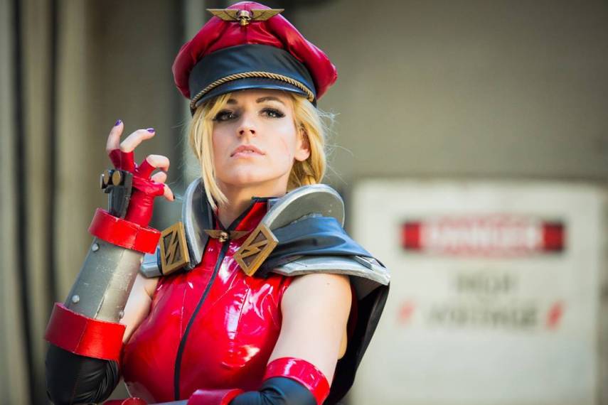 Mesmo que o lançamento de Street Fighter V não tenha sido lá grandes coisas, esta é uma franquia de jogos que estará sempre no coração dos amantes de games de luta. Esse também é o caso de Alicia Bellamy, uma cosplayer norte-americana que mora na Califórnia.  Sob o nome de VertVixen, Alicia faz diversos cosplays nas feiras por onde passa, seja como Samus Zero Suit ou Mulher-Maravilha, tanto que já ganhou vários prêmios pelas fantasias que costura. Ela foi o primeiro lugar na Long Beach Comicon de 2015 e segundo lugar da Phoenix Comicon de 2014.  Mas dois personagens de Street Fighter estão entre os preferidos de Alicia: a lutadora Cammy e a versão feminina que criou para M. Bison. Tanto no Facebook quanto no Instagram, seus cosplays das lutadoras ganham centenas de likes. 