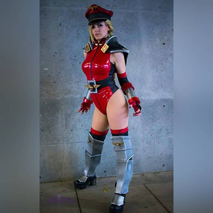 Mesmo que o lançamento de Street Fighter V não tenha sido lá grandes coisas, esta é uma franquia de jogos que estará sempre no coração dos amantes de games de luta. Esse também é o caso de Alicia Bellamy, uma cosplayer norte-americana que mora na Califórnia.  Sob o nome de VertVixen, Alicia faz diversos cosplays nas feiras por onde passa, seja como Samus Zero Suit ou Mulher-Maravilha, tanto que já ganhou vários prêmios pelas fantasias que costura. Ela foi o primeiro lugar na Long Beach Comicon de 2015 e segundo lugar da Phoenix Comicon de 2014.  Mas dois personagens de Street Fighter estão entre os preferidos de Alicia: a lutadora Cammy e a versão feminina que criou para M. Bison. Tanto no Facebook quanto no Instagram, seus cosplays das lutadoras ganham centenas de likes. 