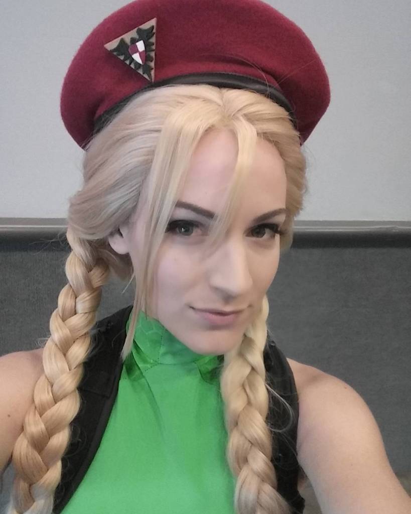 Mesmo que o lançamento de Street Fighter V não tenha sido lá grandes coisas, esta é uma franquia de jogos que estará sempre no coração dos amantes de games de luta. Esse também é o caso de Alicia Bellamy, uma cosplayer norte-americana que mora na Califórnia.  Sob o nome de VertVixen, Alicia faz diversos cosplays nas feiras por onde passa, seja como Samus Zero Suit ou Mulher-Maravilha, tanto que já ganhou vários prêmios pelas fantasias que costura. Ela foi o primeiro lugar na Long Beach Comicon de 2015 e segundo lugar da Phoenix Comicon de 2014.  Mas dois personagens de Street Fighter estão entre os preferidos de Alicia: a lutadora Cammy e a versão feminina que criou para M. Bison. Tanto no Facebook quanto no Instagram, seus cosplays das lutadoras ganham centenas de likes. 