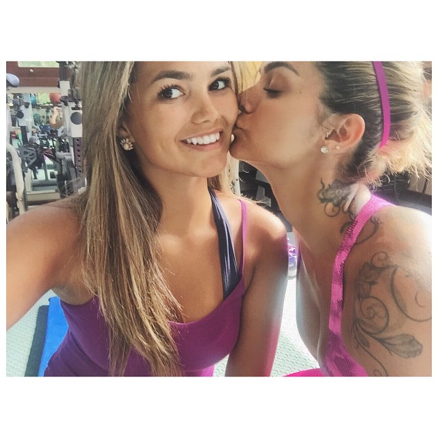 Kelly Key e Suzanna Freitas são mão e filha, mas bem que poderiam se passar por irmãs. A cantora postou uma foto da filha, que tem 15 anos, no Instagram e a área de comentários foi tomada praticamente por uma única pergunta: são gêmeas?.  