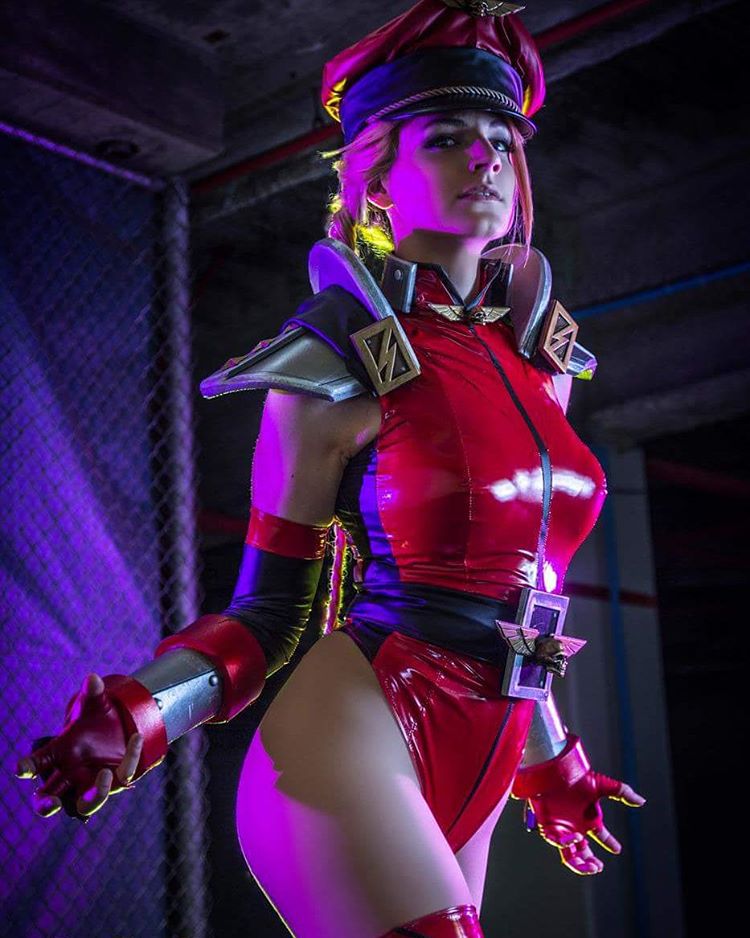 Mesmo que o lançamento de Street Fighter V não tenha sido lá grandes coisas, esta é uma franquia de jogos que estará sempre no coração dos amantes de games de luta. Esse também é o caso de Alicia Bellamy, uma cosplayer norte-americana que mora na Califórnia.  Sob o nome de VertVixen, Alicia faz diversos cosplays nas feiras por onde passa, seja como Samus Zero Suit ou Mulher-Maravilha, tanto que já ganhou vários prêmios pelas fantasias que costura. Ela foi o primeiro lugar na Long Beach Comicon de 2015 e segundo lugar da Phoenix Comicon de 2014.  Mas dois personagens de Street Fighter estão entre os preferidos de Alicia: a lutadora Cammy e a versão feminina que criou para M. Bison. Tanto no Facebook quanto no Instagram, seus cosplays das lutadoras ganham centenas de likes. 