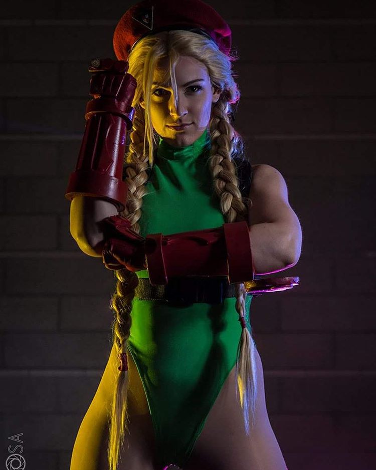 Mesmo que o lançamento de Street Fighter V não tenha sido lá grandes coisas, esta é uma franquia de jogos que estará sempre no coração dos amantes de games de luta. Esse também é o caso de Alicia Bellamy, uma cosplayer norte-americana que mora na Califórnia.  Sob o nome de VertVixen, Alicia faz diversos cosplays nas feiras por onde passa, seja como Samus Zero Suit ou Mulher-Maravilha, tanto que já ganhou vários prêmios pelas fantasias que costura. Ela foi o primeiro lugar na Long Beach Comicon de 2015 e segundo lugar da Phoenix Comicon de 2014.  Mas dois personagens de Street Fighter estão entre os preferidos de Alicia: a lutadora Cammy e a versão feminina que criou para M. Bison. Tanto no Facebook quanto no Instagram, seus cosplays das lutadoras ganham centenas de likes. 