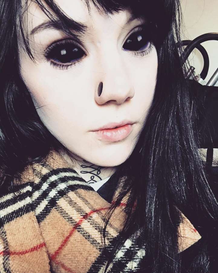 Grace Neutral tem 26 anos e vem conquistando mais seguidores nas redes sociais a cada dia que passa. A tatuadora e modelo inglesa, que é adepta de modificações corporais, já fez diversos procedimentos para ficar parecida, segundo ela, com um duende.