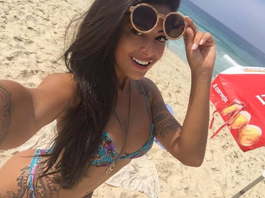 Formada pela Escola Estadual de Danças Maria Olenewa e ex-bailarina do Faustão, Aline Riscado, integrante do Pânico na Band, dançou acompanhada de um grupo em alta no Brasil na noite desse domingo (24): a Carreta Furacão.  O grupo de personagens fantasiados que viralizou na internet com suas coreografias no meio da rua esteve no programa, que também exibiu uma entrevista com seus criadores.  A bailarina chamou a atenção no programa por usar um ousado vestido com fendas em toda a sua lateral.