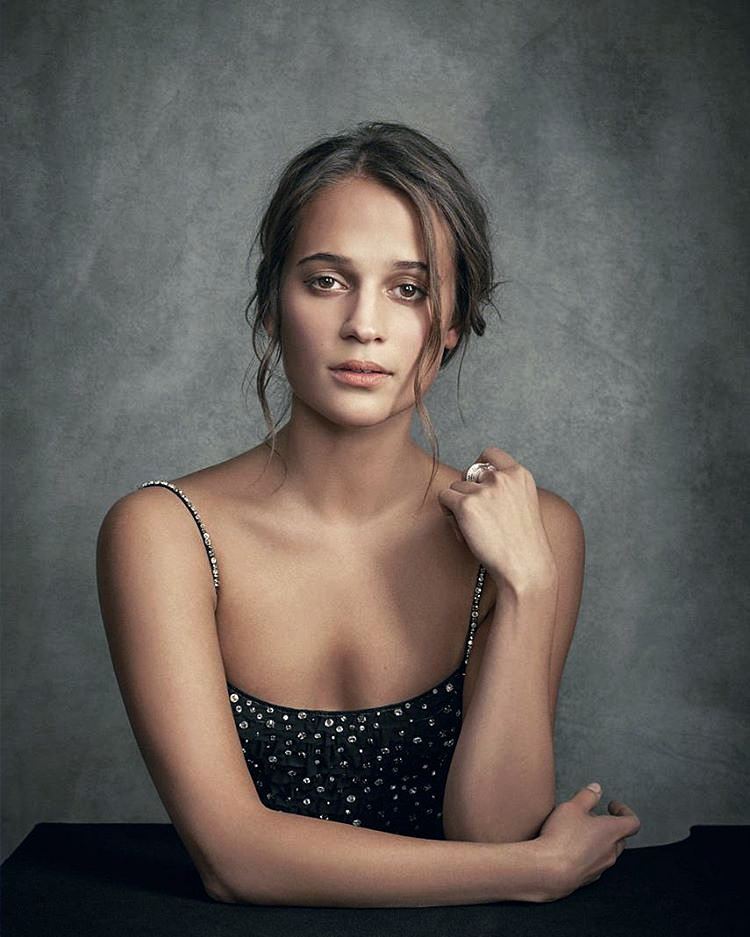 Alicia Vikander será a nova Lara Croft. A atriz sueca de 27 anos se encarregará de subsituir Angelina Jolie no reboot do filme que saiu dos games para tomar as telonas. Nascida em Gutemburgo, ela não é exatamente uma desconhecida dos cinemas.  Embora tenha estudado balé na Escola do Balé Real Sueco a partir dos 9 anos, foi no teatro onde encontrou seu caminho. Em 2015, participou de vários filmes, incluindo A Garota Dinamarquesa, pelo qual foi indicada e venceu o Oscar 2016.  Vida na Suécia Alicia é filha de Maria Fahl Vikander, uma atriz de teatro, e do psiquiatra Svante Vikander. Embora o casal tenha se separado quando Alicia tinha apenas cinco meses de idade, a atriz já disse ao jornal The Telegraph que teve 