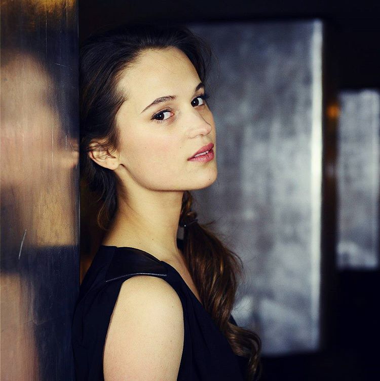 Alicia Vikander será a nova Lara Croft. A atriz sueca de 27 anos se encarregará de subsituir Angelina Jolie no reboot do filme que saiu dos games para tomar as telonas. Nascida em Gutemburgo, ela não é exatamente uma desconhecida dos cinemas. Embora tenha estudado balé na Escola do Balé Real Sueco a partir dos 9 anos, foi no teatro onde encontrou seu caminho. Em 2015, participou de vários filmes, incluindo A Garota Dinamarquesa, pelo qual foi indicada e venceu o Oscar 2016. Vida na Suécia Alicia é filha de Maria Fahl Vikander, uma atriz de teatro, e do psiquiatra Svante Vikander. Embora o casal tenha se separado quando Alicia tinha apenas cinco meses de idade, a atriz já disse ao jornal The Telegraph que teve