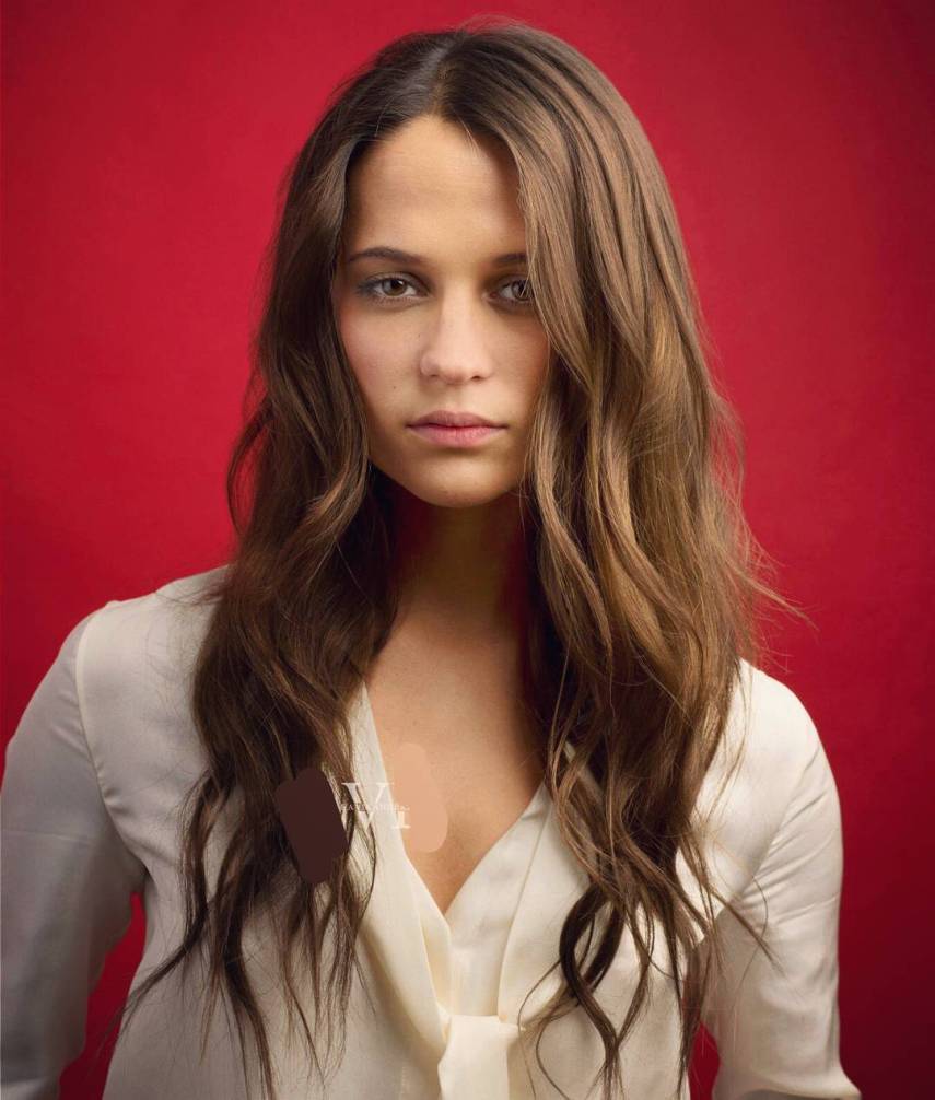 Alicia Vikander será a nova Lara Croft. A atriz sueca de 27 anos se encarregará de subsituir Angelina Jolie no reboot do filme que saiu dos games para tomar as telonas. Nascida em Gutemburgo, ela não é exatamente uma desconhecida dos cinemas. Embora tenha estudado balé na Escola do Balé Real Sueco a partir dos 9 anos, foi no teatro onde encontrou seu caminho. Em 2015, participou de vários filmes, incluindo A Garota Dinamarquesa, pelo qual foi indicada e venceu o Oscar 2016. Vida na Suécia Alicia é filha de Maria Fahl Vikander, uma atriz de teatro, e do psiquiatra Svante Vikander. Embora o casal tenha se separado quando Alicia tinha apenas cinco meses de idade, a atriz já disse ao jornal The Telegraph que teve