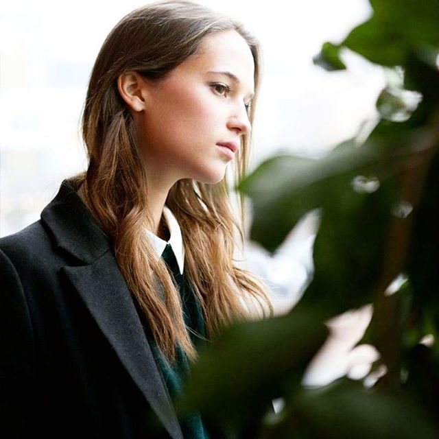 Alicia Vikander será a nova Lara Croft. A atriz sueca de 27 anos se encarregará de subsituir Angelina Jolie no reboot do filme que saiu dos games para tomar as telonas. Nascida em Gutemburgo, ela não é exatamente uma desconhecida dos cinemas. Embora tenha estudado balé na Escola do Balé Real Sueco a partir dos 9 anos, foi no teatro onde encontrou seu caminho. Em 2015, participou de vários filmes, incluindo A Garota Dinamarquesa, pelo qual foi indicada e venceu o Oscar 2016. Vida na Suécia Alicia é filha de Maria Fahl Vikander, uma atriz de teatro, e do psiquiatra Svante Vikander. Embora o casal tenha se separado quando Alicia tinha apenas cinco meses de idade, a atriz já disse ao jornal The Telegraph que teve