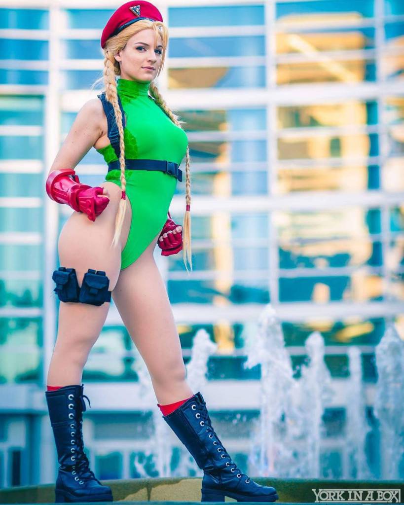 Mesmo que o lançamento de Street Fighter V não tenha sido lá grandes coisas, esta é uma franquia de jogos que estará sempre no coração dos amantes de games de luta. Esse também é o caso de Alicia Bellamy, uma cosplayer norte-americana que mora na Califórnia.  Sob o nome de VertVixen, Alicia faz diversos cosplays nas feiras por onde passa, seja como Samus Zero Suit ou Mulher-Maravilha, tanto que já ganhou vários prêmios pelas fantasias que costura. Ela foi o primeiro lugar na Long Beach Comicon de 2015 e segundo lugar da Phoenix Comicon de 2014.  Mas dois personagens de Street Fighter estão entre os preferidos de Alicia: a lutadora Cammy e a versão feminina que criou para M. Bison. Tanto no Facebook quanto no Instagram, seus cosplays das lutadoras ganham centenas de likes. 