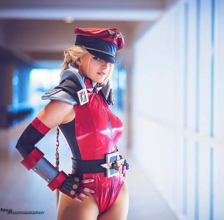 Mesmo que o lançamento de Street Fighter V não tenha sido lá grandes coisas, esta é uma franquia de jogos que estará sempre no coração dos amantes de games de luta. Esse também é o caso de Alicia Bellamy, uma cosplayer norte-americana que mora na Califórnia.  Sob o nome de VertVixen, Alicia faz diversos cosplays nas feiras por onde passa, seja como Samus Zero Suit ou Mulher-Maravilha, tanto que já ganhou vários prêmios pelas fantasias que costura. Ela foi o primeiro lugar na Long Beach Comicon de 2015 e segundo lugar da Phoenix Comicon de 2014.  Mas dois personagens de Street Fighter estão entre os preferidos de Alicia: a lutadora Cammy e a versão feminina que criou para M. Bison. Tanto no Facebook quanto no Instagram, seus cosplays das lutadoras ganham centenas de likes. 