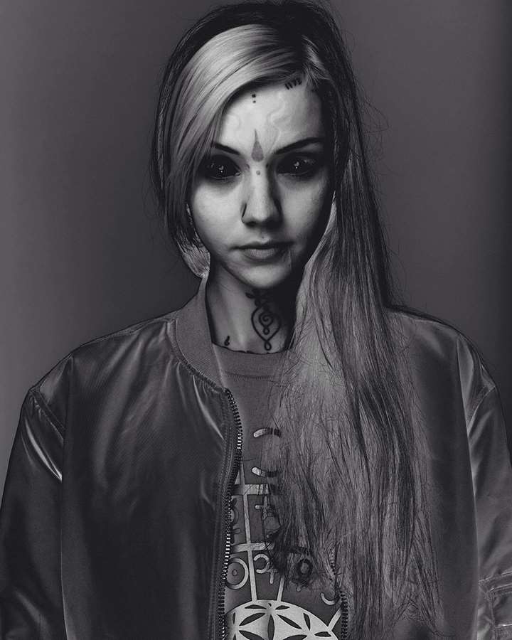 Grace Neutral tem 26 anos e vem conquistando mais seguidores nas redes sociais a cada dia que passa. A tatuadora e modelo inglesa, que é adepta de modificações corporais, já fez diversos procedimentos para ficar parecida, segundo ela, com um duende.