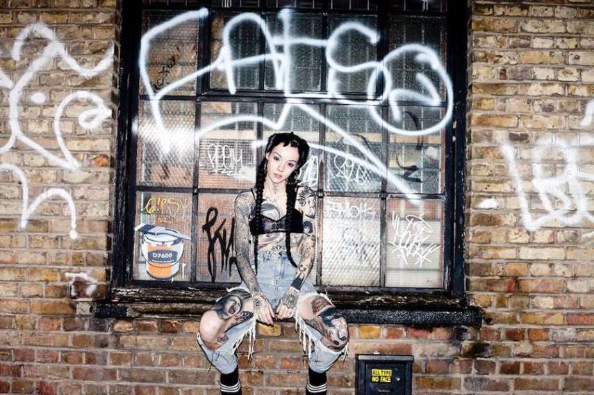 Grace Neutral tem 26 anos e vem conquistando mais seguidores nas redes sociais a cada dia que passa. A tatuadora e modelo inglesa, que é adepta de modificações corporais, já fez diversos procedimentos para ficar parecida, segundo ela, com um duende.