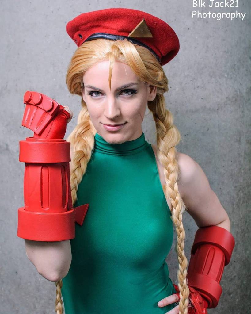 Mesmo que o lançamento de Street Fighter V não tenha sido lá grandes coisas, esta é uma franquia de jogos que estará sempre no coração dos amantes de games de luta. Esse também é o caso de Alicia Bellamy, uma cosplayer norte-americana que mora na Califórnia.  Sob o nome de VertVixen, Alicia faz diversos cosplays nas feiras por onde passa, seja como Samus Zero Suit ou Mulher-Maravilha, tanto que já ganhou vários prêmios pelas fantasias que costura. Ela foi o primeiro lugar na Long Beach Comicon de 2015 e segundo lugar da Phoenix Comicon de 2014.  Mas dois personagens de Street Fighter estão entre os preferidos de Alicia: a lutadora Cammy e a versão feminina que criou para M. Bison. Tanto no Facebook quanto no Instagram, seus cosplays das lutadoras ganham centenas de likes. 