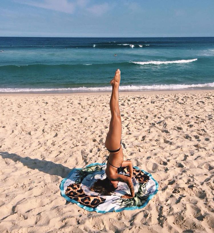 A frente fria que chegou no Sudeste do Brasil tem chateado os famosos, principalmente aqueles fãs do calor e da praia. A filha do ator Maurício Mattar, Petra, postou uma foto em que aparece de biquíni lamentando o tempo gelado.  