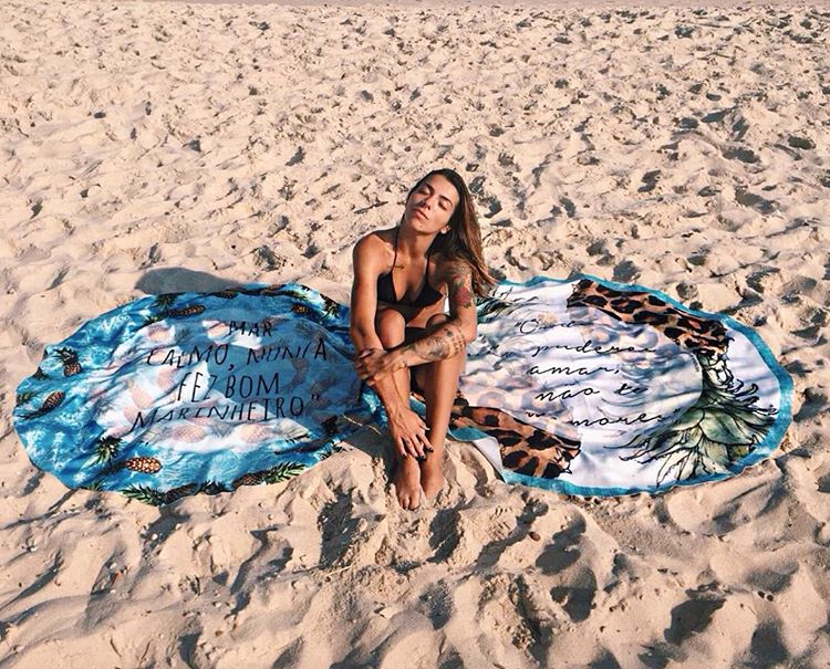 A frente fria que chegou no Sudeste do Brasil tem chateado os famosos, principalmente aqueles fãs do calor e da praia. A filha do ator Maurício Mattar, Petra, postou uma foto em que aparece de biquíni lamentando o tempo gelado.  