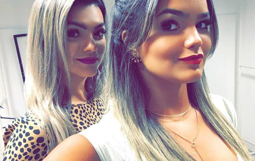 Kelly Key e Suzanna Freitas são mão e filha, mas bem que poderiam se passar por irmãs. A cantora postou uma foto da filha, que tem 15 anos, no Instagram e a área de comentários foi tomada praticamente por uma única pergunta: são gêmeas?.  