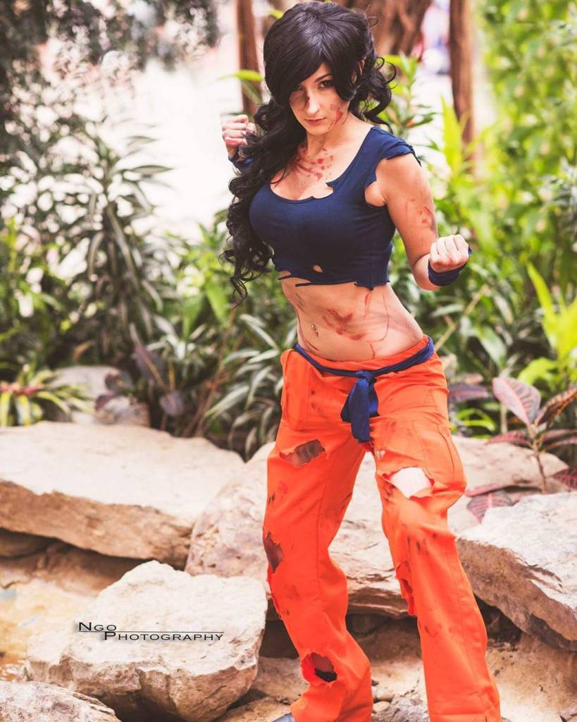 Fã de vários animes, mas principalmente Dragon Ball Zo, a cosplayer Joanna Mari não quis somente escolher uma personagem do desenho para reproduzir. A norte-americana escolheu Goku, protagonista do desenho, e recriou sua roupa com uma versão feminina.  Sua amiga e também cosplayer, Becka Noel, aproveitou para reinterpretar Vegeta. E juntas roubaram a cena em diversas convenções.