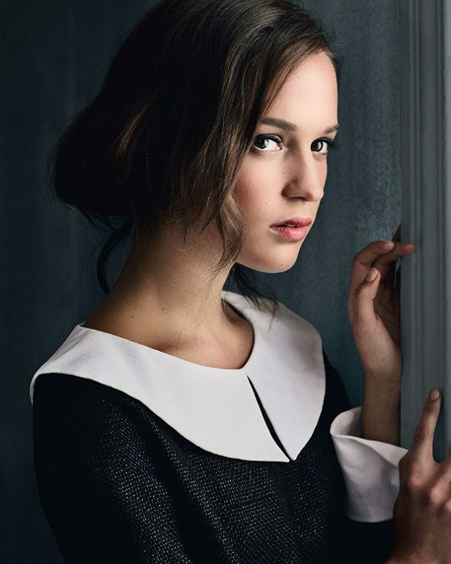 Alicia Vikander será a nova Lara Croft. A atriz sueca de 27 anos se encarregará de subsituir Angelina Jolie no reboot do filme que saiu dos games para tomar as telonas. Nascida em Gutemburgo, ela não é exatamente uma desconhecida dos cinemas. Embora tenha estudado balé na Escola do Balé Real Sueco a partir dos 9 anos, foi no teatro onde encontrou seu caminho. Em 2015, participou de vários filmes, incluindo A Garota Dinamarquesa, pelo qual foi indicada e venceu o Oscar 2016. Vida na Suécia Alicia é filha de Maria Fahl Vikander, uma atriz de teatro, e do psiquiatra Svante Vikander. Embora o casal tenha se separado quando Alicia tinha apenas cinco meses de idade, a atriz já disse ao jornal The Telegraph que teve
