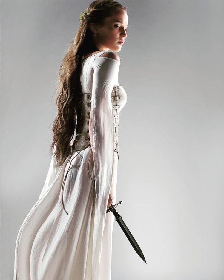 Alicia Vikander será a nova Lara Croft. A atriz sueca de 27 anos se encarregará de subsituir Angelina Jolie no reboot do filme que saiu dos games para tomar as telonas. Nascida em Gutemburgo, ela não é exatamente uma desconhecida dos cinemas.  Embora tenha estudado balé na Escola do Balé Real Sueco a partir dos 9 anos, foi no teatro onde encontrou seu caminho. Em 2015, participou de vários filmes, incluindo A Garota Dinamarquesa, pelo qual foi indicada e venceu o Oscar 2016.  Vida na Suécia Alicia é filha de Maria Fahl Vikander, uma atriz de teatro, e do psiquiatra Svante Vikander. Embora o casal tenha se separado quando Alicia tinha apenas cinco meses de idade, a atriz já disse ao jornal The Telegraph que teve 