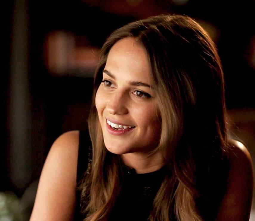 Alicia Vikander será a nova Lara Croft. A atriz sueca de 27 anos se encarregará de subsituir Angelina Jolie no reboot do filme que saiu dos games para tomar as telonas. Nascida em Gutemburgo, ela não é exatamente uma desconhecida dos cinemas.  Embora tenha estudado balé na Escola do Balé Real Sueco a partir dos 9 anos, foi no teatro onde encontrou seu caminho. Em 2015, participou de vários filmes, incluindo A Garota Dinamarquesa, pelo qual foi indicada e venceu o Oscar 2016.  Vida na Suécia Alicia é filha de Maria Fahl Vikander, uma atriz de teatro, e do psiquiatra Svante Vikander. Embora o casal tenha se separado quando Alicia tinha apenas cinco meses de idade, a atriz já disse ao jornal The Telegraph que teve 