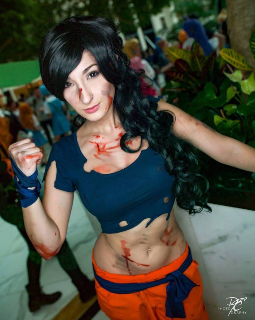 Fã de vários animes, mas principalmente Dragon Ball Zo, a cosplayer Joanna Mari não quis somente escolher uma personagem do desenho para reproduzir. A norte-americana escolheu Goku, protagonista do desenho, e recriou sua roupa com uma versão feminina.  Sua amiga e também cosplayer, Becka Noel, aproveitou para reinterpretar Vegeta. E juntas roubaram a cena em diversas convenções.