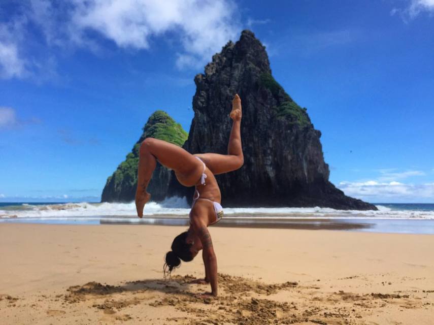 Formada pela Escola Estadual de Danças Maria Olenewa e ex-bailarina do Faustão, Aline Riscado, integrante do Pânico na Band, dançou acompanhada de um grupo em alta no Brasil na noite desse domingo (24): a Carreta Furacão.  O grupo de personagens fantasiados que viralizou na internet com suas coreografias no meio da rua esteve no programa, que também exibiu uma entrevista com seus criadores.  A bailarina chamou a atenção no programa por usar um ousado vestido com fendas em toda a sua lateral.