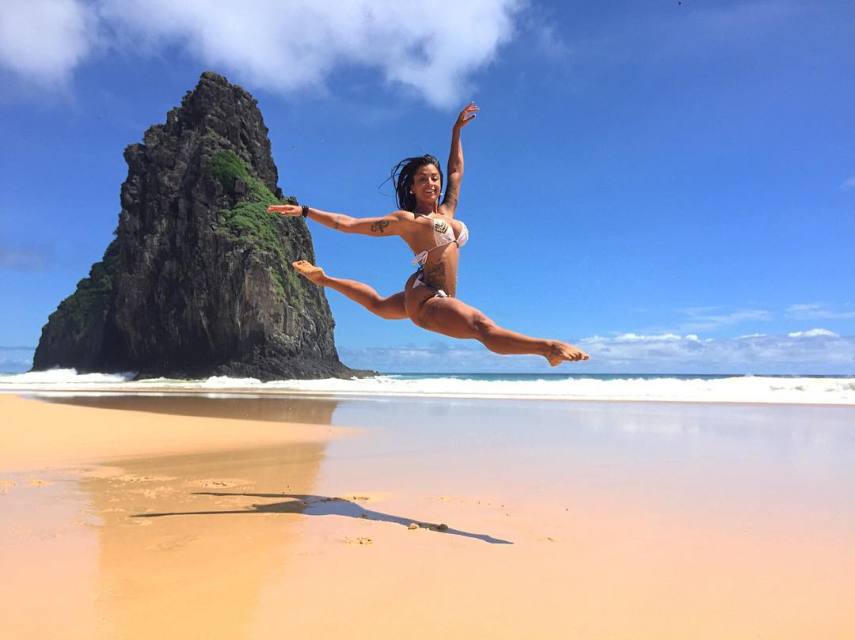 Formada pela Escola Estadual de Danças Maria Olenewa e ex-bailarina do Faustão, Aline Riscado, integrante do Pânico na Band, dançou acompanhada de um grupo em alta no Brasil na noite desse domingo (24): a Carreta Furacão.  O grupo de personagens fantasiados que viralizou na internet com suas coreografias no meio da rua esteve no programa, que também exibiu uma entrevista com seus criadores.  A bailarina chamou a atenção no programa por usar um ousado vestido com fendas em toda a sua lateral.