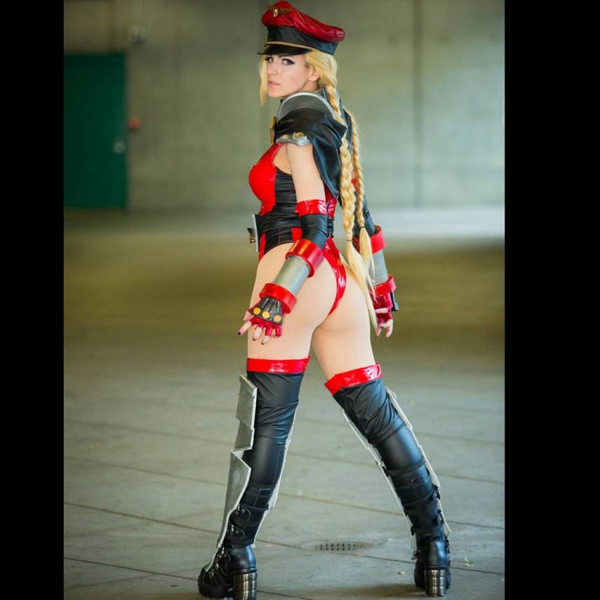 Mesmo que o lançamento de Street Fighter V não tenha sido lá grandes coisas, esta é uma franquia de jogos que estará sempre no coração dos amantes de games de luta. Esse também é o caso de Alicia Bellamy, uma cosplayer norte-americana que mora na Califórnia.  Sob o nome de VertVixen, Alicia faz diversos cosplays nas feiras por onde passa, seja como Samus Zero Suit ou Mulher-Maravilha, tanto que já ganhou vários prêmios pelas fantasias que costura. Ela foi o primeiro lugar na Long Beach Comicon de 2015 e segundo lugar da Phoenix Comicon de 2014.  Mas dois personagens de Street Fighter estão entre os preferidos de Alicia: a lutadora Cammy e a versão feminina que criou para M. Bison. Tanto no Facebook quanto no Instagram, seus cosplays das lutadoras ganham centenas de likes. 