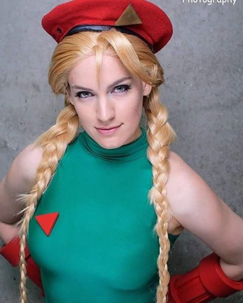 Mesmo que o lançamento de Street Fighter V não tenha sido lá grandes coisas, esta é uma franquia de jogos que estará sempre no coração dos amantes de games de luta. Esse também é o caso de Alicia Bellamy, uma cosplayer norte-americana que mora na Califórnia.  Sob o nome de VertVixen, Alicia faz diversos cosplays nas feiras por onde passa, seja como Samus Zero Suit ou Mulher-Maravilha, tanto que já ganhou vários prêmios pelas fantasias que costura. Ela foi o primeiro lugar na Long Beach Comicon de 2015 e segundo lugar da Phoenix Comicon de 2014.  Mas dois personagens de Street Fighter estão entre os preferidos de Alicia: a lutadora Cammy e a versão feminina que criou para M. Bison. Tanto no Facebook quanto no Instagram, seus cosplays das lutadoras ganham centenas de likes. 