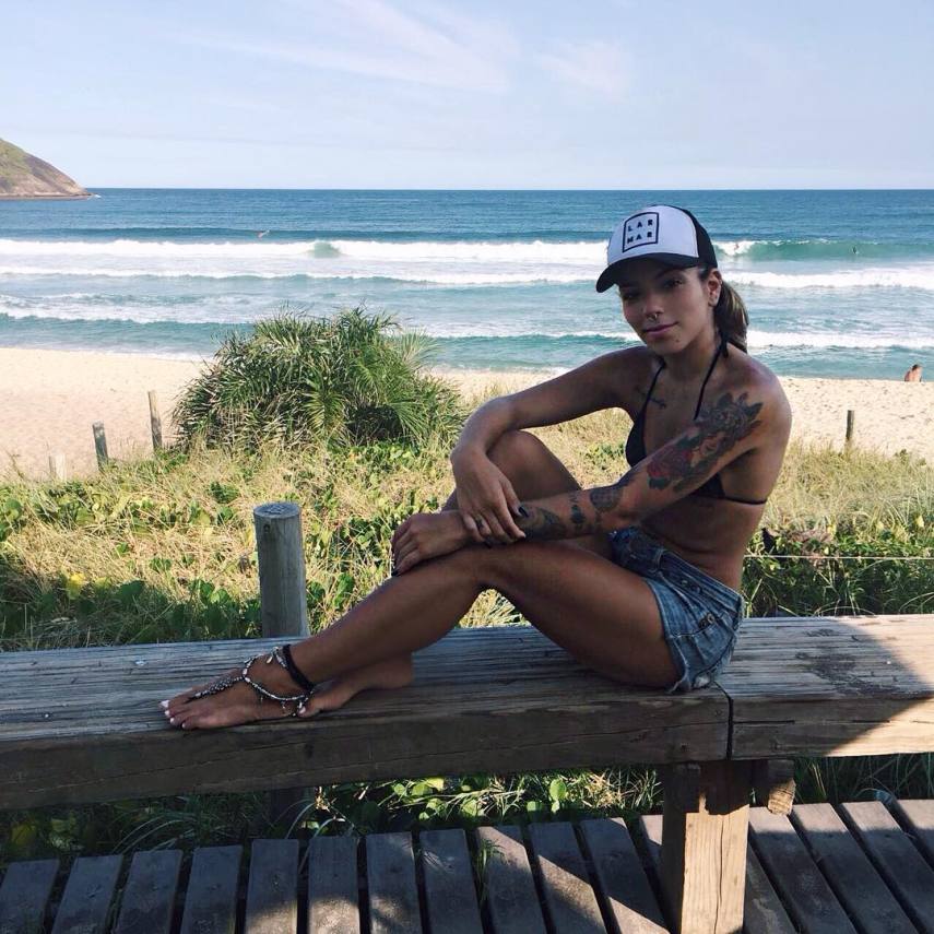 A frente fria que chegou no Sudeste do Brasil tem chateado os famosos, principalmente aqueles fãs do calor e da praia. A filha do ator Maurício Mattar, Petra, postou uma foto em que aparece de biquíni lamentando o tempo gelado.  