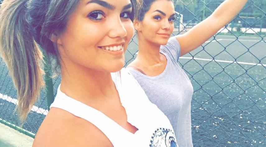 Kelly Key e Suzanna Freitas são mão e filha, mas bem que poderiam se passar por irmãs. A cantora postou uma foto da filha, que tem 15 anos, no Instagram e a área de comentários foi tomada praticamente por uma única pergunta: são gêmeas?.  