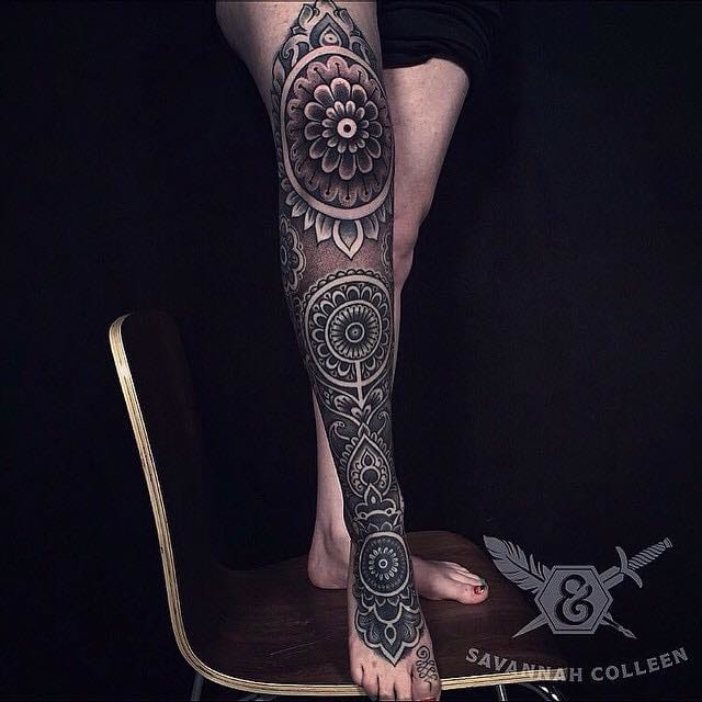 Leg sleeve: cobrir a perna com uma tatuagem enorme ou várias pequenininhas que formam um grande desenho. Tem coragem?