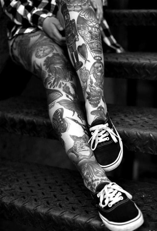 Leg sleeve: cobrir a perna com uma tatuagem enorme ou várias pequenininhas que formam um grande desenho. Tem coragem?