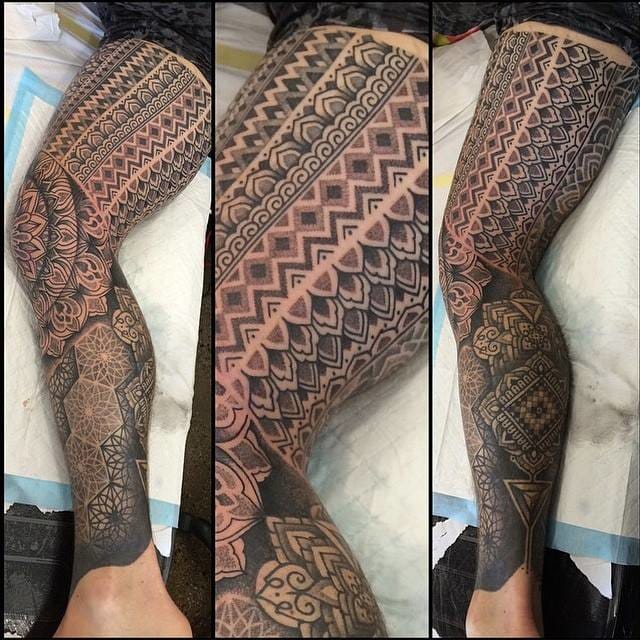 Leg sleeve: cobrir a perna com uma tatuagem enorme ou várias pequenininhas que formam um grande desenho. Tem coragem?