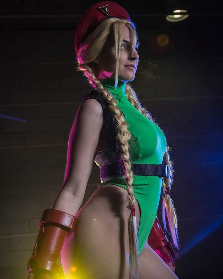 Mesmo que o lançamento de Street Fighter V não tenha sido lá grandes coisas, esta é uma franquia de jogos que estará sempre no coração dos amantes de games de luta. Esse também é o caso de Alicia Bellamy, uma cosplayer norte-americana que mora na Califórnia.  Sob o nome de VertVixen, Alicia faz diversos cosplays nas feiras por onde passa, seja como Samus Zero Suit ou Mulher-Maravilha, tanto que já ganhou vários prêmios pelas fantasias que costura. Ela foi o primeiro lugar na Long Beach Comicon de 2015 e segundo lugar da Phoenix Comicon de 2014.  Mas dois personagens de Street Fighter estão entre os preferidos de Alicia: a lutadora Cammy e a versão feminina que criou para M. Bison. Tanto no Facebook quanto no Instagram, seus cosplays das lutadoras ganham centenas de likes. 