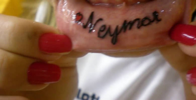 Esta aqui fez um tatuagem dolorida para mostrar seu amor pelo jogador Neymar