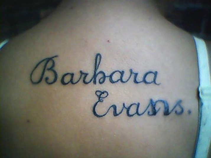 A modelo e também ex-A Fazenda Bárbara Evans recebeu esta homenagem de uma fã