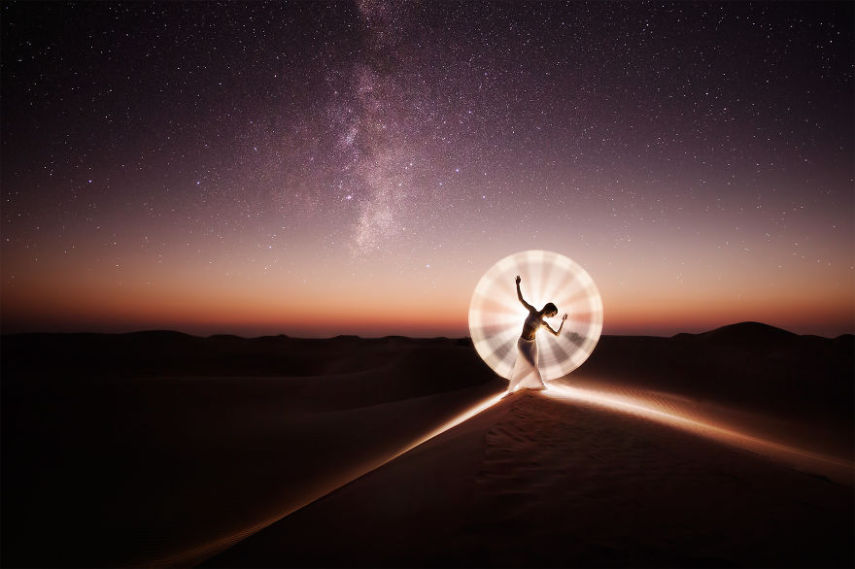 Light painting é um recurso que sempre fascinou fotógrafos. Usando a longa exposição das câmeras em ambientes escuros, é possível usar o rastro de lanternas para criar desenhos. O fotógrafo Eric Paré levou o tema a um outro nível usando bastões de LED.