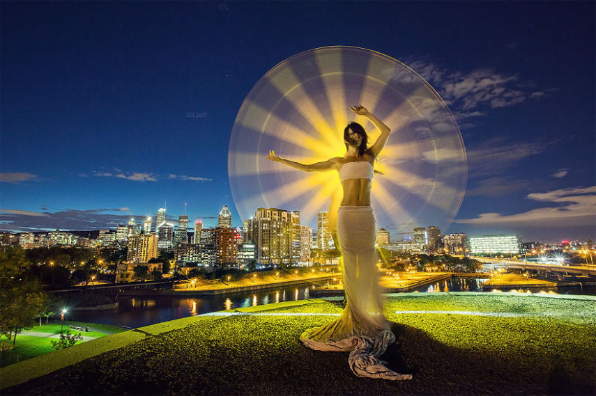 Light painting é um recurso que sempre fascinou fotógrafos. Usando a longa exposição das câmeras em ambientes escuros, é possível usar o rastro de lanternas para criar desenhos. O fotógrafo Eric Paré levou o tema a um outro nível usando bastões de LED.