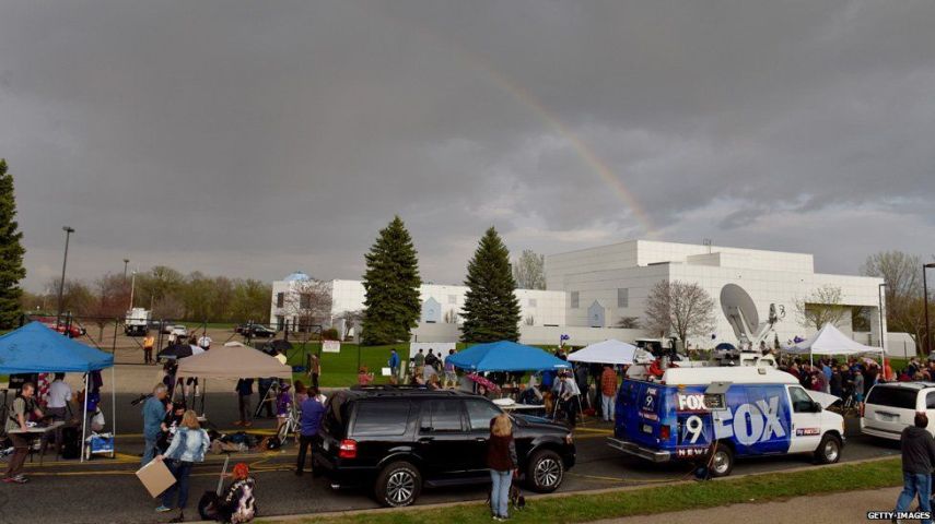 Quando começou a ganhar muito dinheiro com seu trabalho, Prince construiu um enorme complexo na cidade de Minneapolis, em Minnesota, estado onde nasceu. Chamado de Paisley Park, foi onde ele foi encontrado morto na última quinta-feira (21).  No local, há muito roxo, cor preferida do cantor. As paredes e a iluminação neon nos quartos também são do tom. Existe uma sala chamada de 