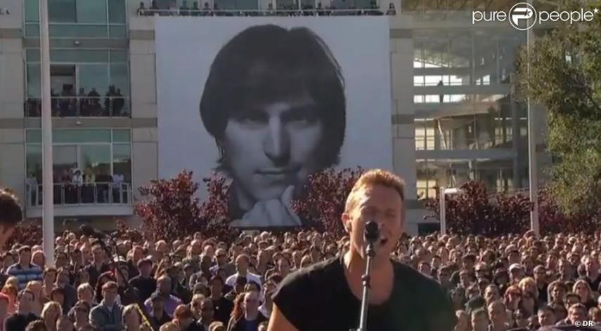 A banda e Steve Jobes eram muito amigos e se adimiravam. Quando Jobs morreu, eles retribuiram o carinho fazendo um show exclusivo durante o memorial na sede da Apple, na Califórnia. 