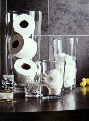 Copos e vasos na organização do banheiro? Sim, e eles ainda dão um charme clean na decoração!