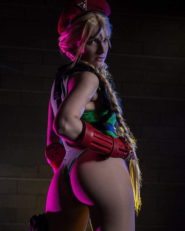 Mesmo que o lançamento de Street Fighter V não tenha sido lá grandes coisas, esta é uma franquia de jogos que estará sempre no coração dos amantes de games de luta. Esse também é o caso de Alicia Bellamy, uma cosplayer norte-americana que mora na Califórnia.  Sob o nome de VertVixen, Alicia faz diversos cosplays nas feiras por onde passa, seja como Samus Zero Suit ou Mulher-Maravilha, tanto que já ganhou vários prêmios pelas fantasias que costura. Ela foi o primeiro lugar na Long Beach Comicon de 2015 e segundo lugar da Phoenix Comicon de 2014.  Mas dois personagens de Street Fighter estão entre os preferidos de Alicia: a lutadora Cammy e a versão feminina que criou para M. Bison. Tanto no Facebook quanto no Instagram, seus cosplays das lutadoras ganham centenas de likes. 