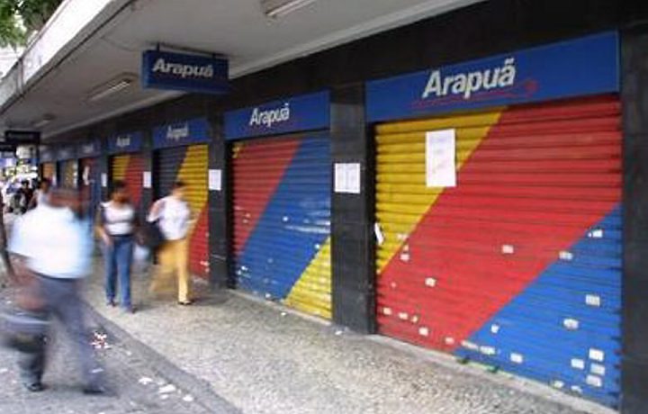 Que tal pegar o seu celular enorme da BCP e ligar para a Arapuã e aproveitar essas ofertas? Aproveite todo o dinheiro guardado no Bamerindus, para comprar umas roupas no Mappin e quem sabe passar no Supermercado Sé para reabastecer sua despensa.  Você já parou para pensar quantas marcas que estiveram presentes no Brasil desapareceram das ruas e da TV?  Boa parte delas simplesmente mudou sua identidade visual para se modernizar ou se fundiram em operações de multinacionais, como a Telesp Celular com a Vivo, ou a pasta dental Kolynos que virou Sorriso. Mas tantas marcas que eram presentes em nossas vidas, como Mappin e Mesbla, simplesmente deram espaço para outras novidades.