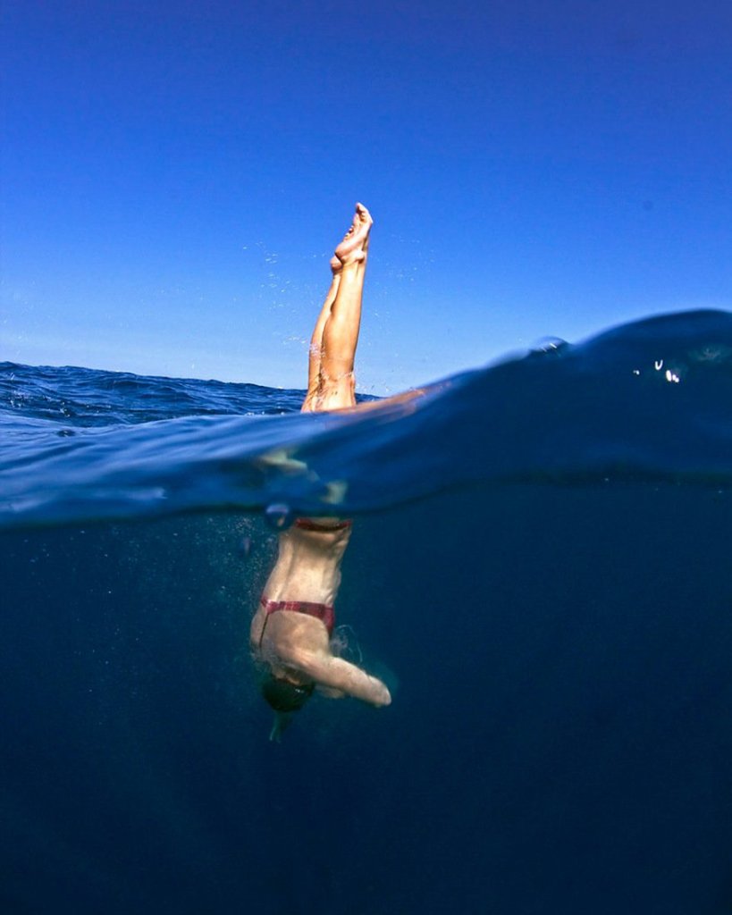 Com a popularização das câmeras de ação e equipamentos à prova d'água, as fotos semi-submersas se tornaram um fenômeno nas redes sociais, tanto entre profissionais quanto entre amadores. Se antigamente eram necessárias caixas estanque caríssimas para entrar com seu equipamento na água, hoje tudo isso é possível com câmeras compactas. A GoPro chegou a lançar o Dome, um equipamento que cria amplia o espaço entre a câmera e a água, dando uma perspectiva linda entre o mundo submerso e a vida fora da água. O site scubadiving.com fez uma compilação de 32 fotos semi-submersas incríveis.