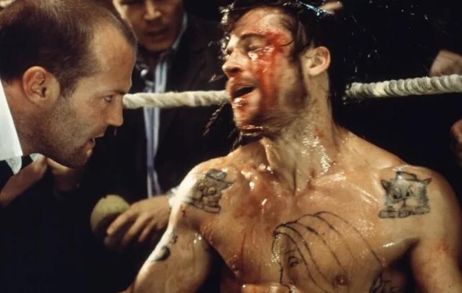 Neste filme de Guy Ritchie, Brad Pitt é um boxeador cigano e trambiqueiro cheio de tatuagens toscas