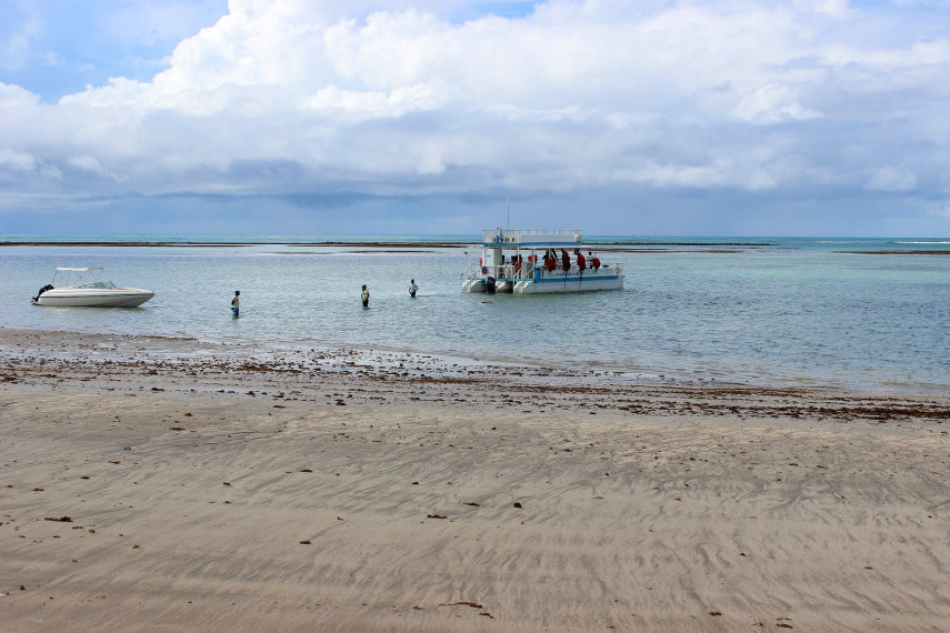 O serviço no passeio de catamarã é impecável. Tudo de acordo com o combinado. Frutas tropicais, água, água de coco e refrigerante são oferecidos. 